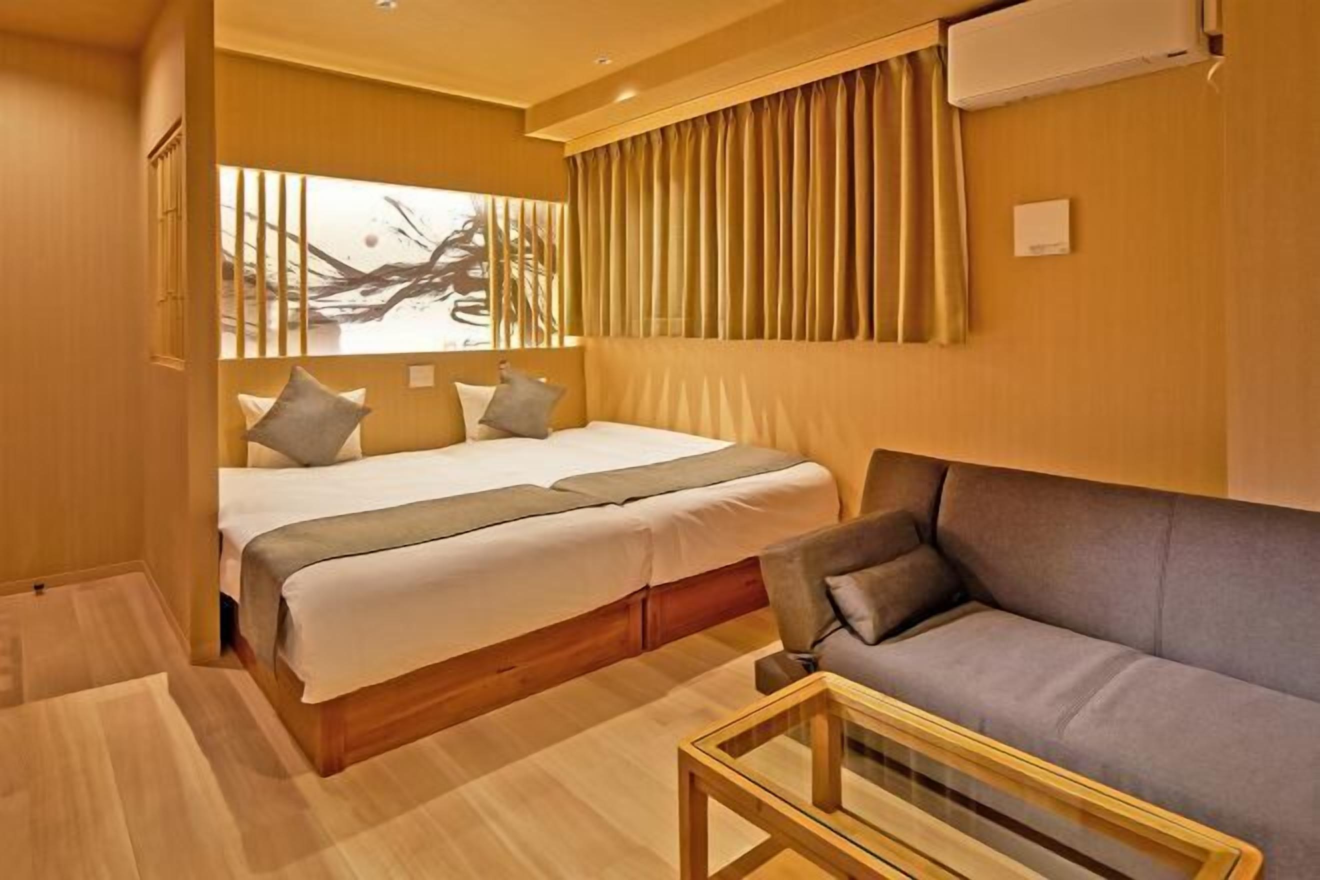 In-room safe, soundproofing, free WiFi, bed sheets