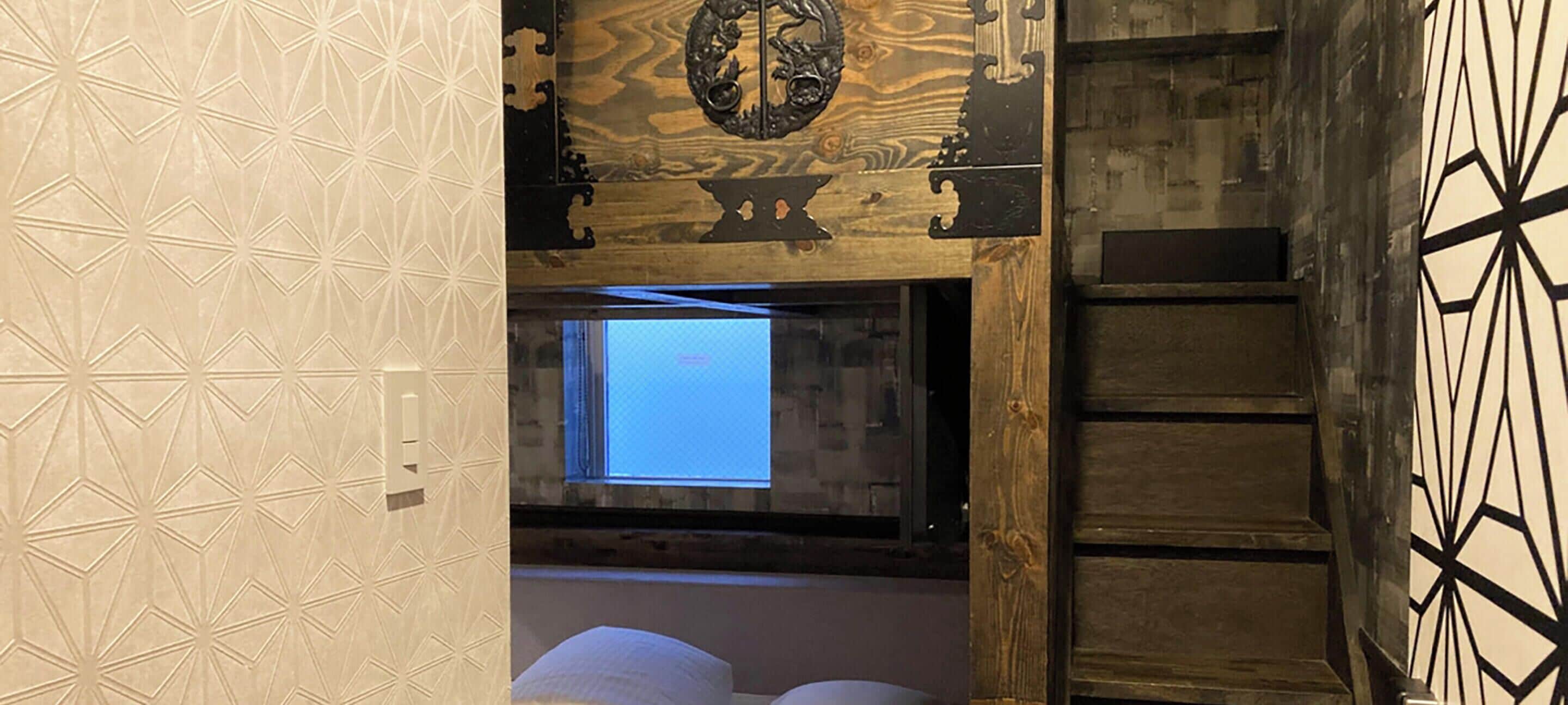 Una habitación con cama, ventana con vistas y puerta de madera.