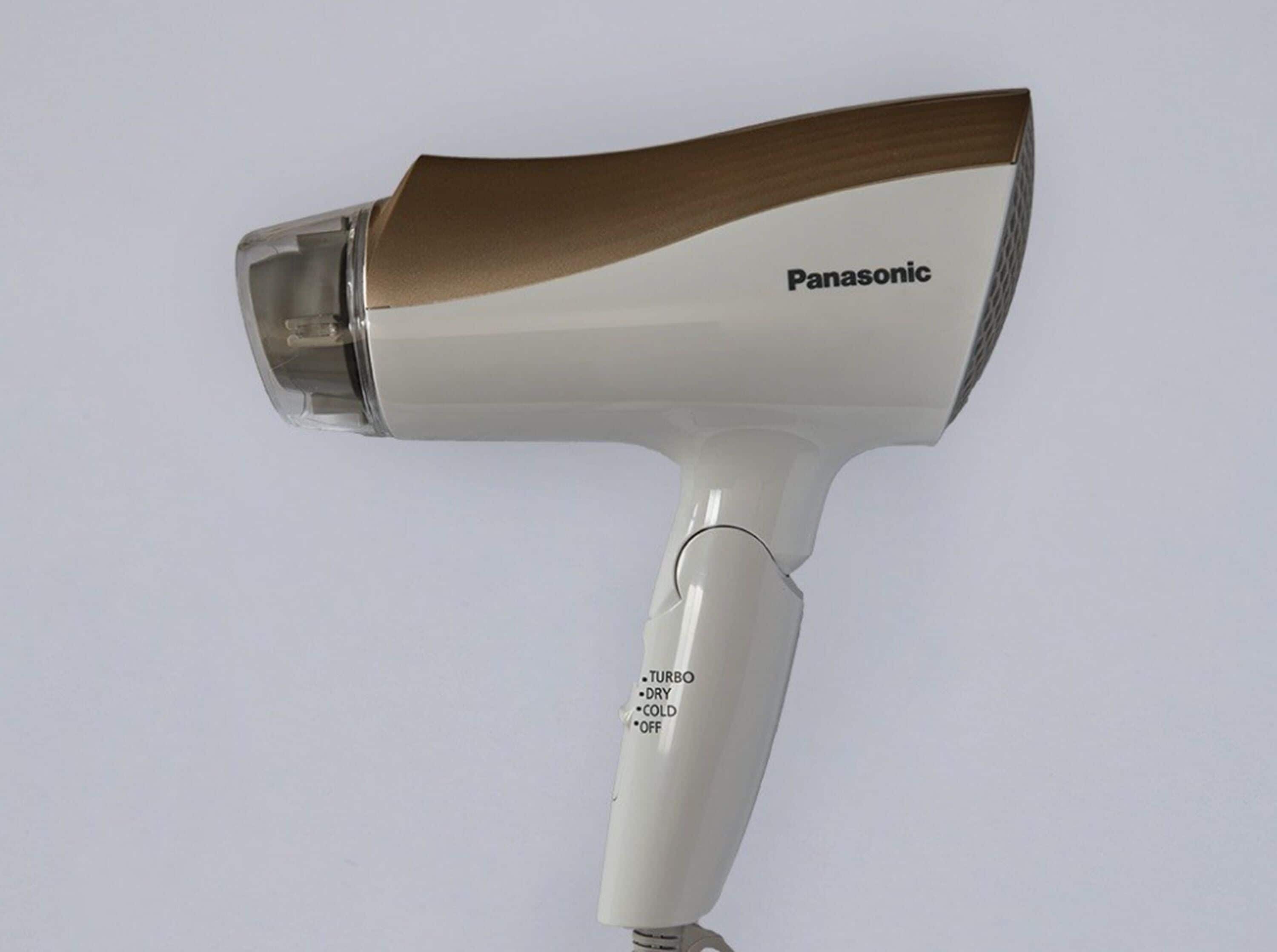 Un sèche-cheveux Panasonic au design blanc et marron, doté de fonctions telles que le mode turbo, le mode séchage et le mode air froid.