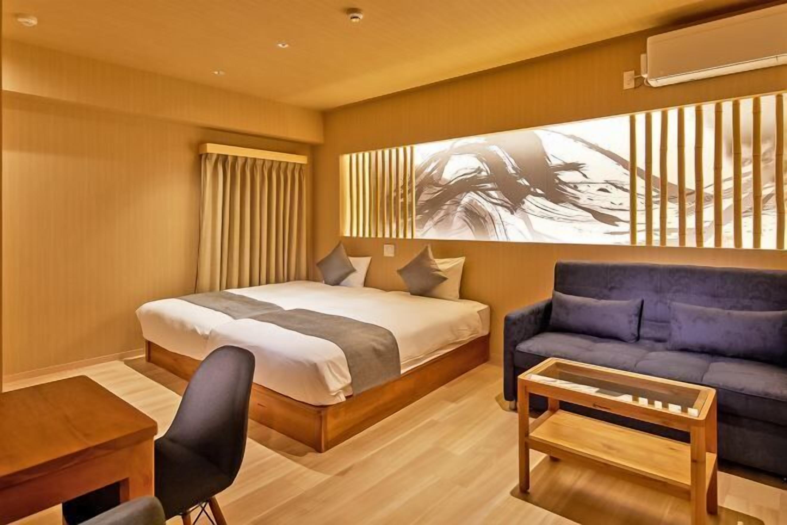 In-room safe, soundproofing, free WiFi, bed sheets