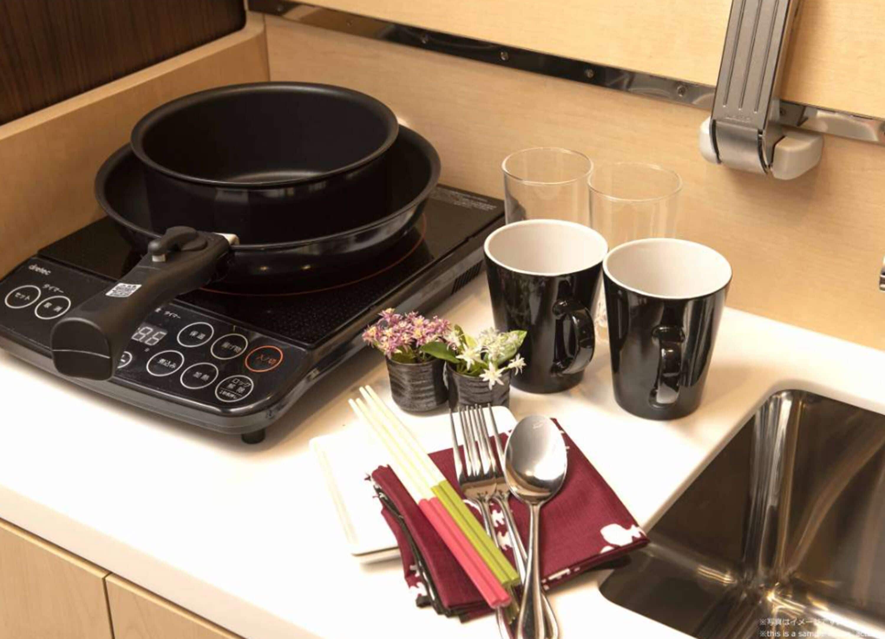 Frigobar, microondas, placa de cocina, tetera/pava eléctrica