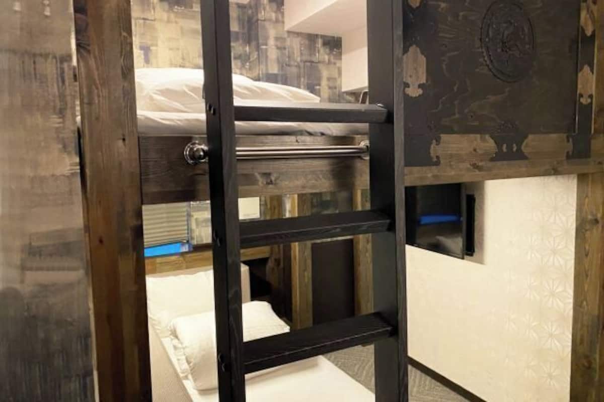 In-room safe, soundproofing, free WiFi, bed sheets