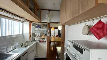 Refrigerador, microondas, placa de cocina, utensilios de cocina