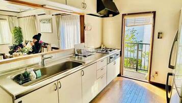 Køleskab, mikrobølgeovn, kogeplade, køkkentøj/tallerkener/redskaber