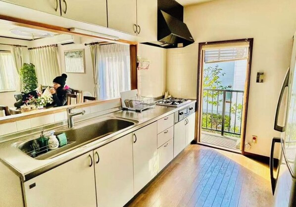 Réfrigérateur, micro-ondes, plaque de cuisson