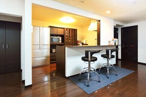 Fridge, microwave, stovetop, cookware/dishes/utensils