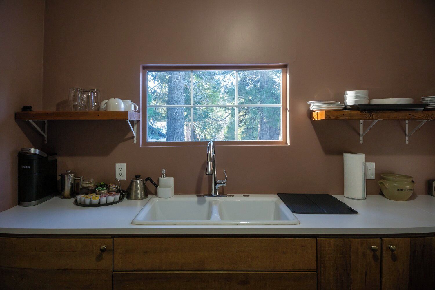 Fridge, oven, stovetop, coffee/tea maker