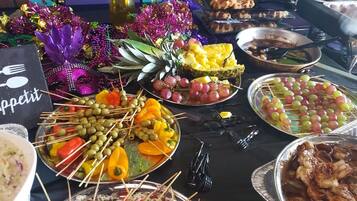 Full breakfast for a fee on weekends