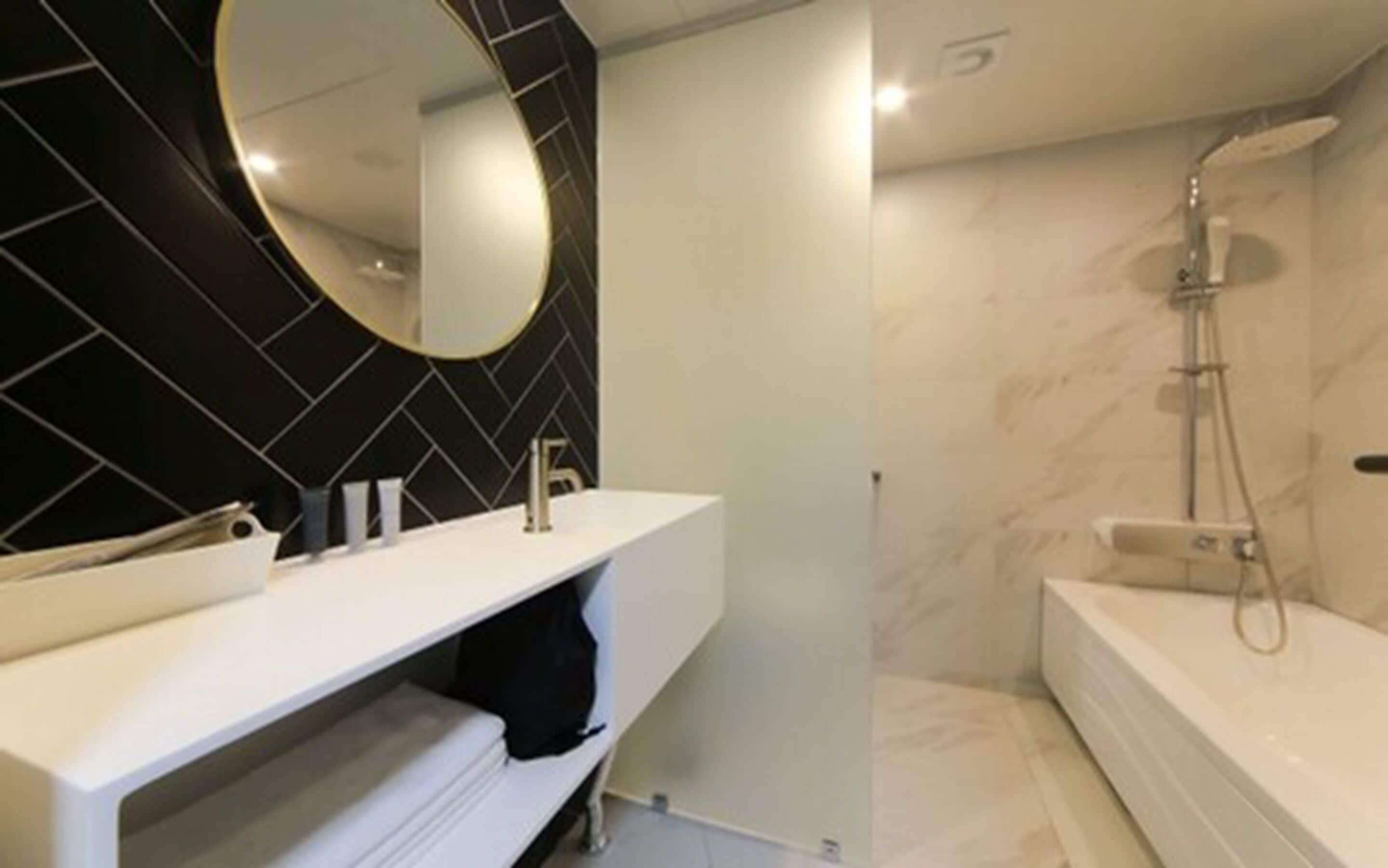 Traditional Room (Ondol) | Bathroom | Free toiletries, hair dryer, slippers, towels