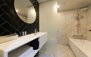 Traditionele kamer (Ondol) | Badkamer | Gratis toiletartikelen, een haardroger, pantoffels, handdoeken