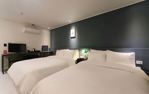 Premium bedding, blackout curtains, free WiFi, bed sheets - Hotel Pier 48 (Tongyeong)