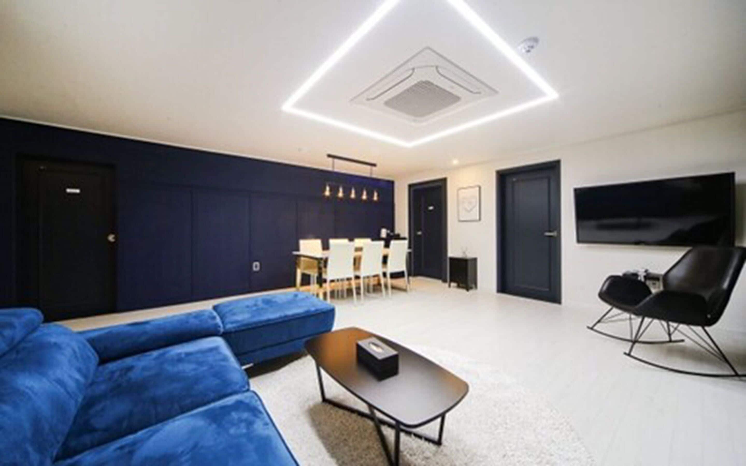 family suite | living area | 55-inch lcd tv with digital channels, tv, netflix