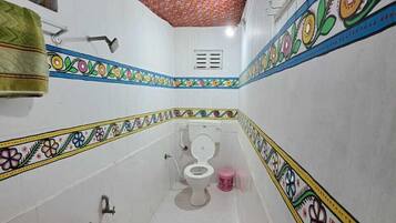 Shower, free toiletries, towels