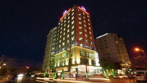 Front of property - evening/night - Bao Han Hotel (Bai Chay)
