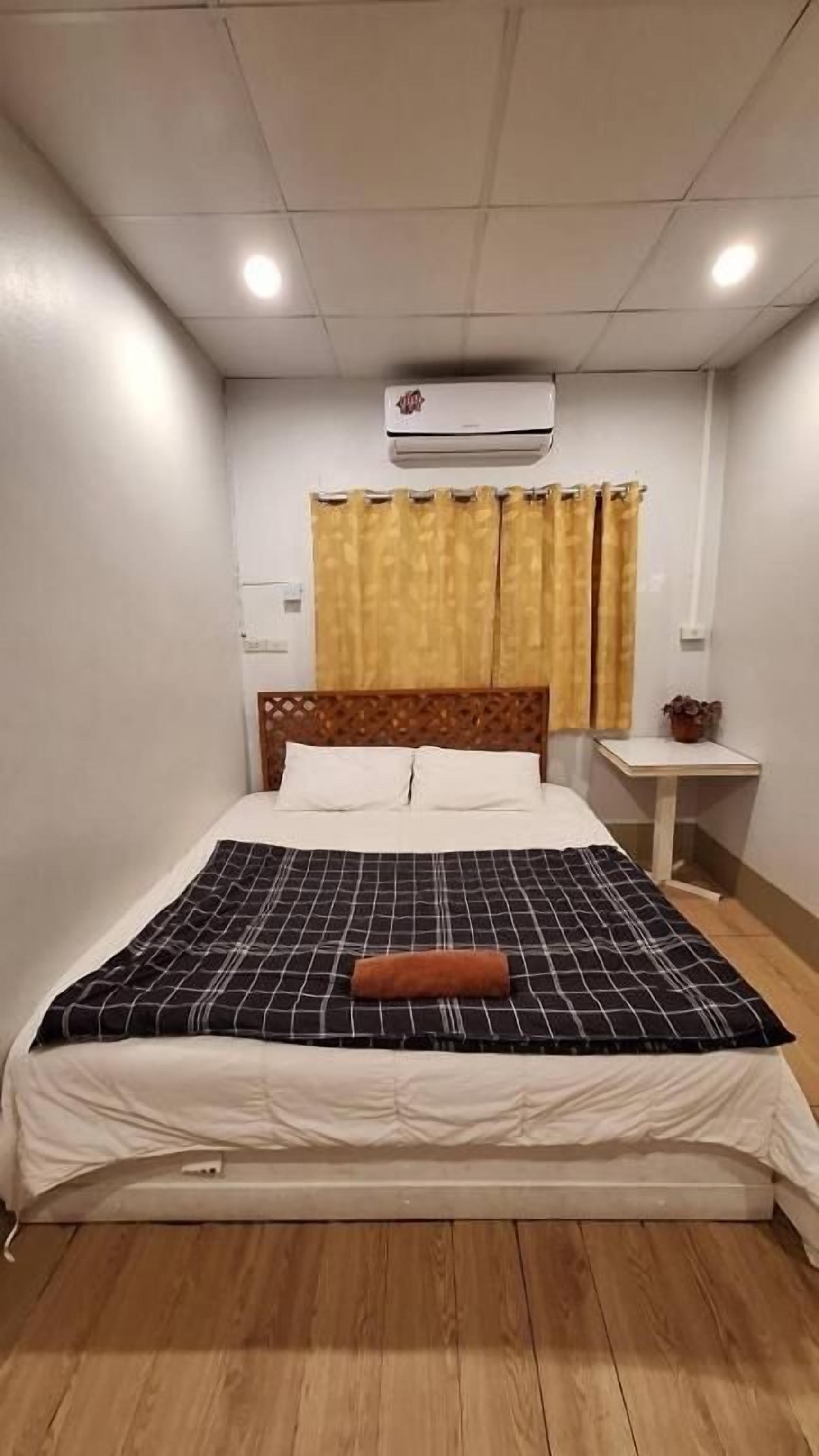 Blackout drapes, free WiFi, bed sheets
