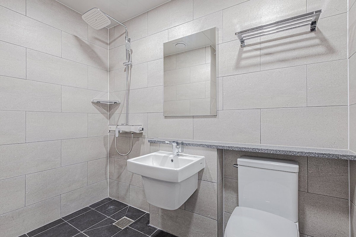 deluxe room, ocean view | bathroom | shower, free toiletries, hair dryer, slippers