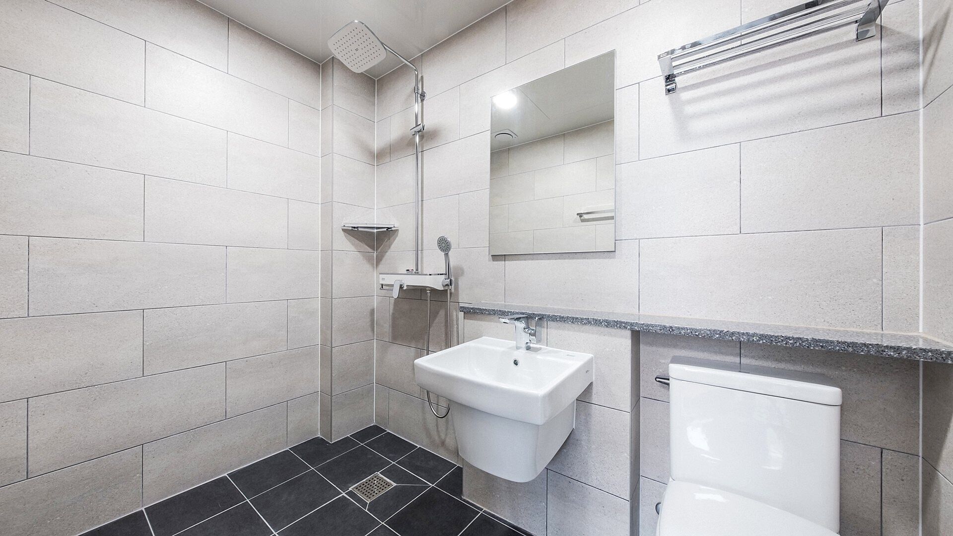 standard room, city view | bathroom | shower, free toiletries, hair dryer, slippers