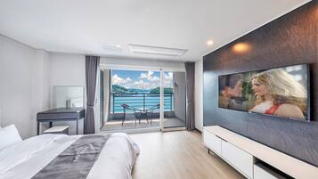 Deluxe Room, Ocean View | Blackout drapes, free WiFi, bed sheets