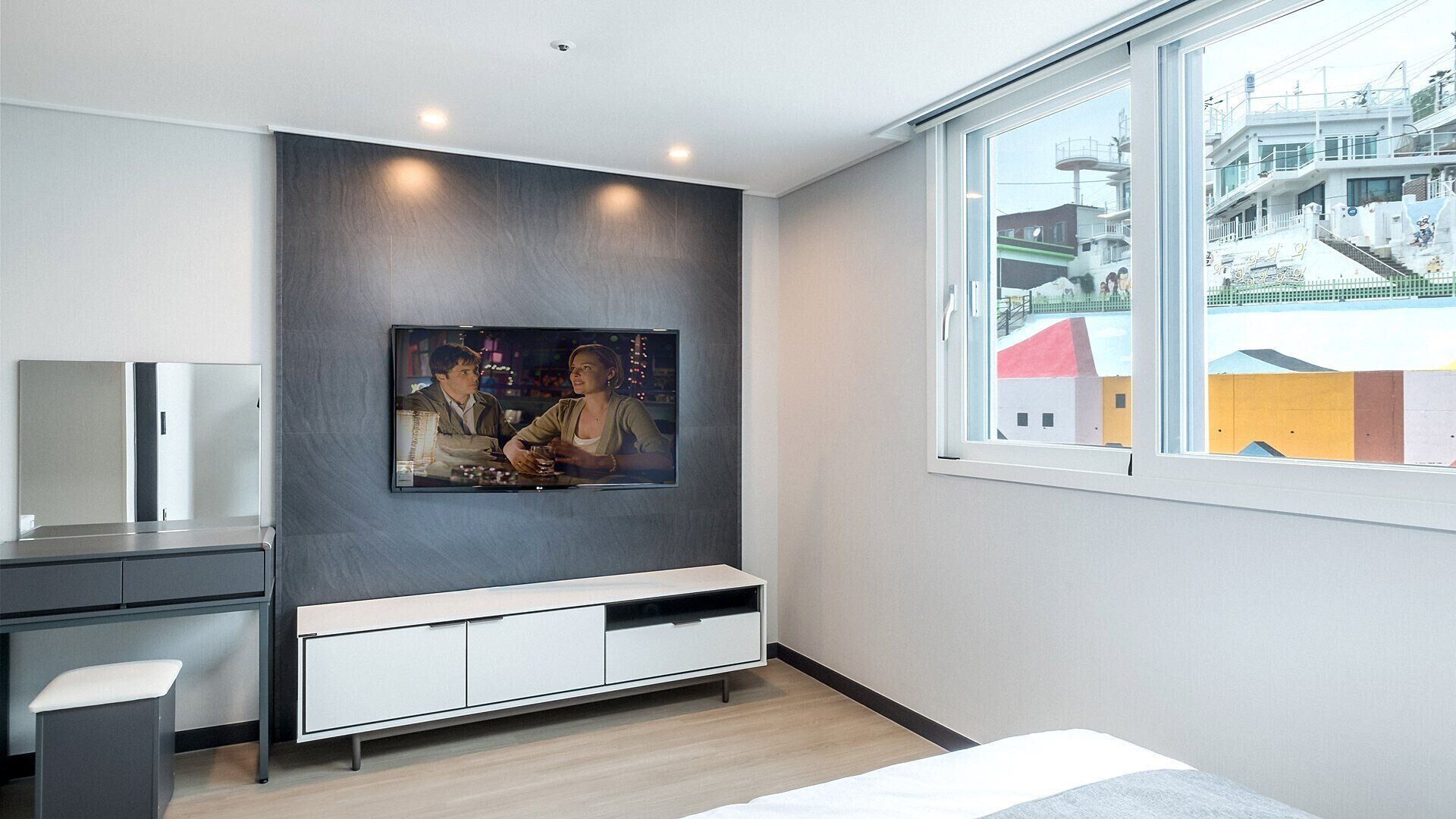 standard room, city view | television