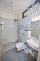 Habitación Deluxe | Baño | Ducha, zapatillas y toallas