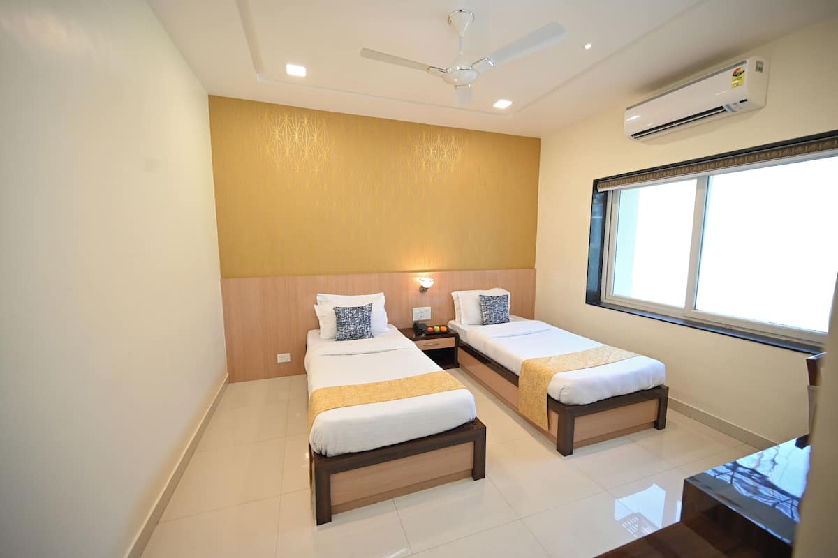 Executive Twin Room, 2 Twin Beds | Select Comfort beds, desk, laptop workspace, blackout drapes