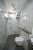 Ducha, pantuflas, toallas