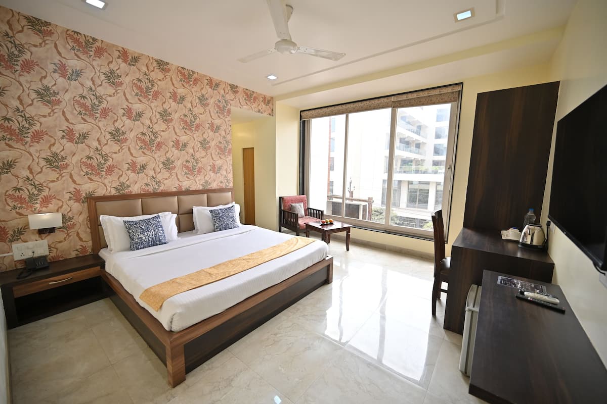 Deluxe Room | Select Comfort beds, desk, laptop workspace, blackout drapes