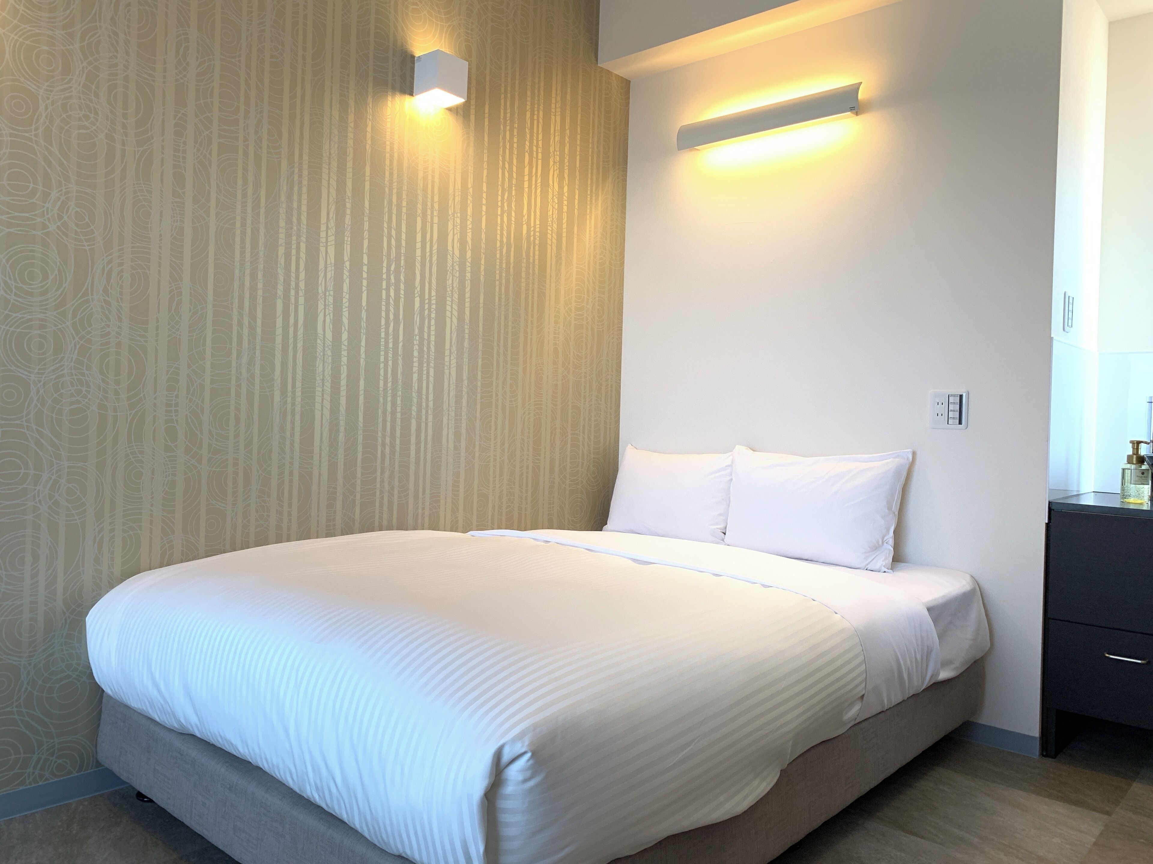 Cofres nos quartos, Wi-Fi de cortesia, roupa de cama
