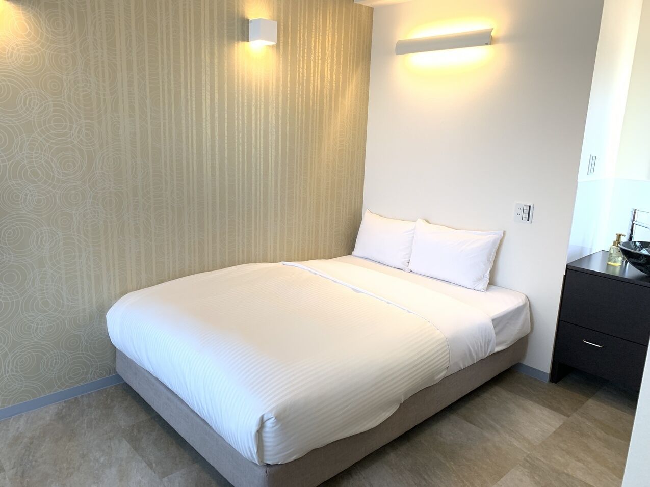 Cofres nos quartos, Wi-Fi de cortesia, roupa de cama