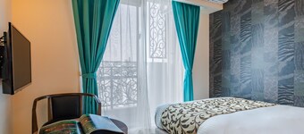 Mr.KINJO Miki24 in front of Makishi Station