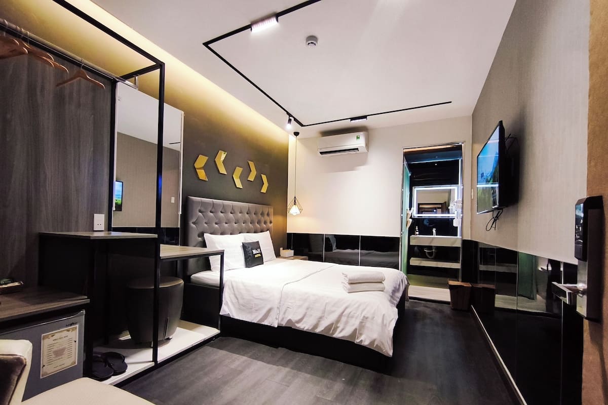 Superior Room, No Windows | Hypo-allergenic bedding, minibar, in-room safe, desk