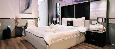 1 bedroom, hypo-allergenic bedding, minibar, in-room safe