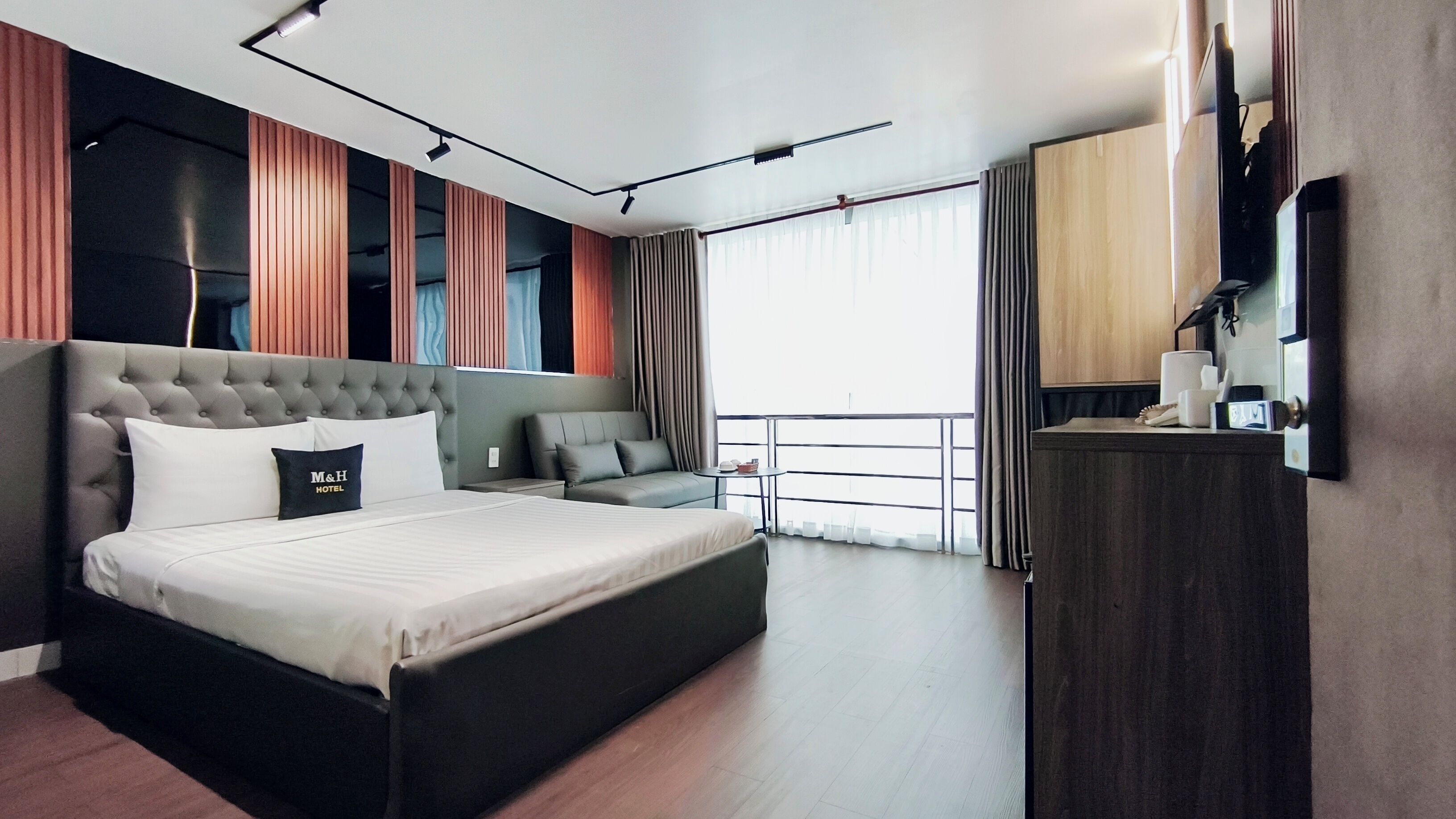 Panorama suite | Hypoallergeen beddengoed, een minibar, een kluis op de kamer, een bureau