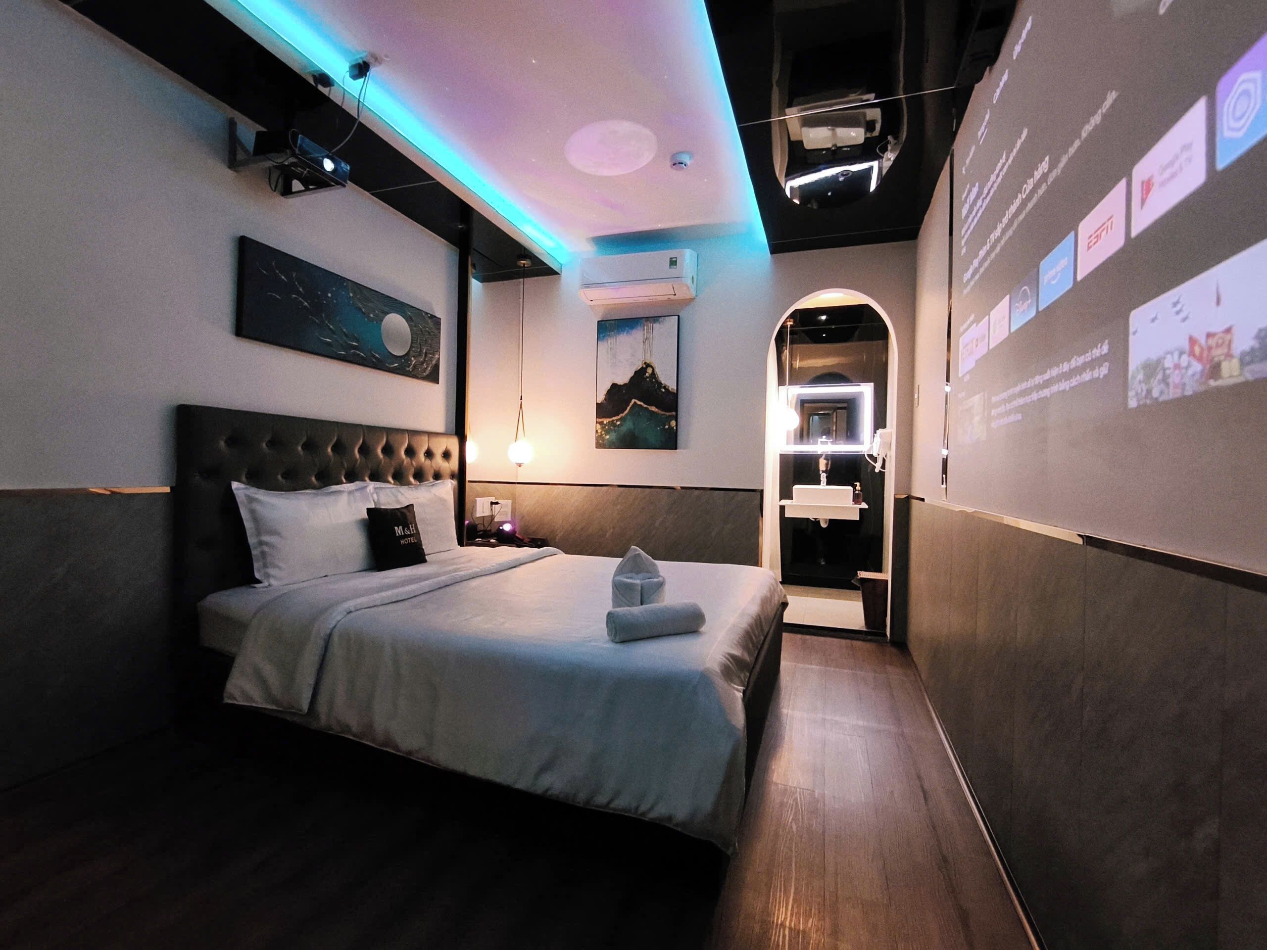 Superior studio (Cinema) | Hypoallergeen beddengoed, een minibar, een kluis op de kamer, een bureau