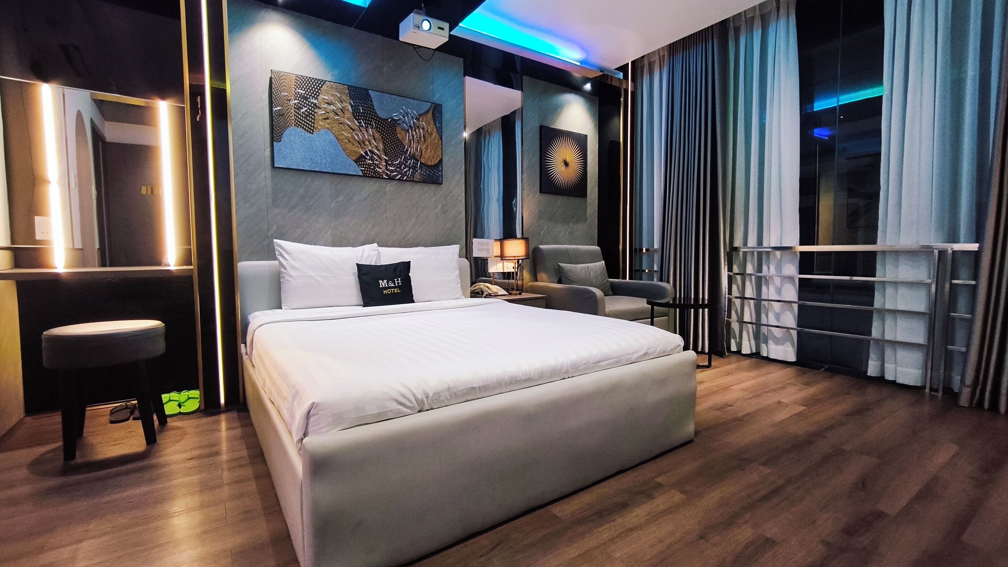 Suite Cinema | Hypo-allergenic bedding, minibar, in-room safe, desk