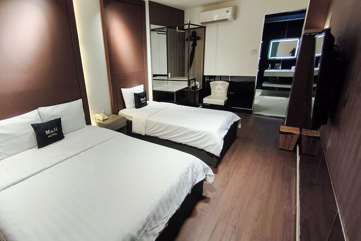 Executive Triple Room | Hypo-allergenic bedding, minibar, in-room safe, desk