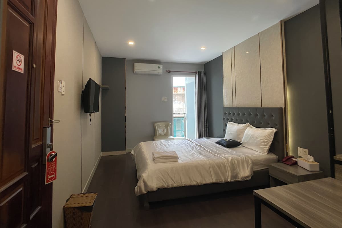 1 bedroom, hypo-allergenic bedding, minibar, in-room safe