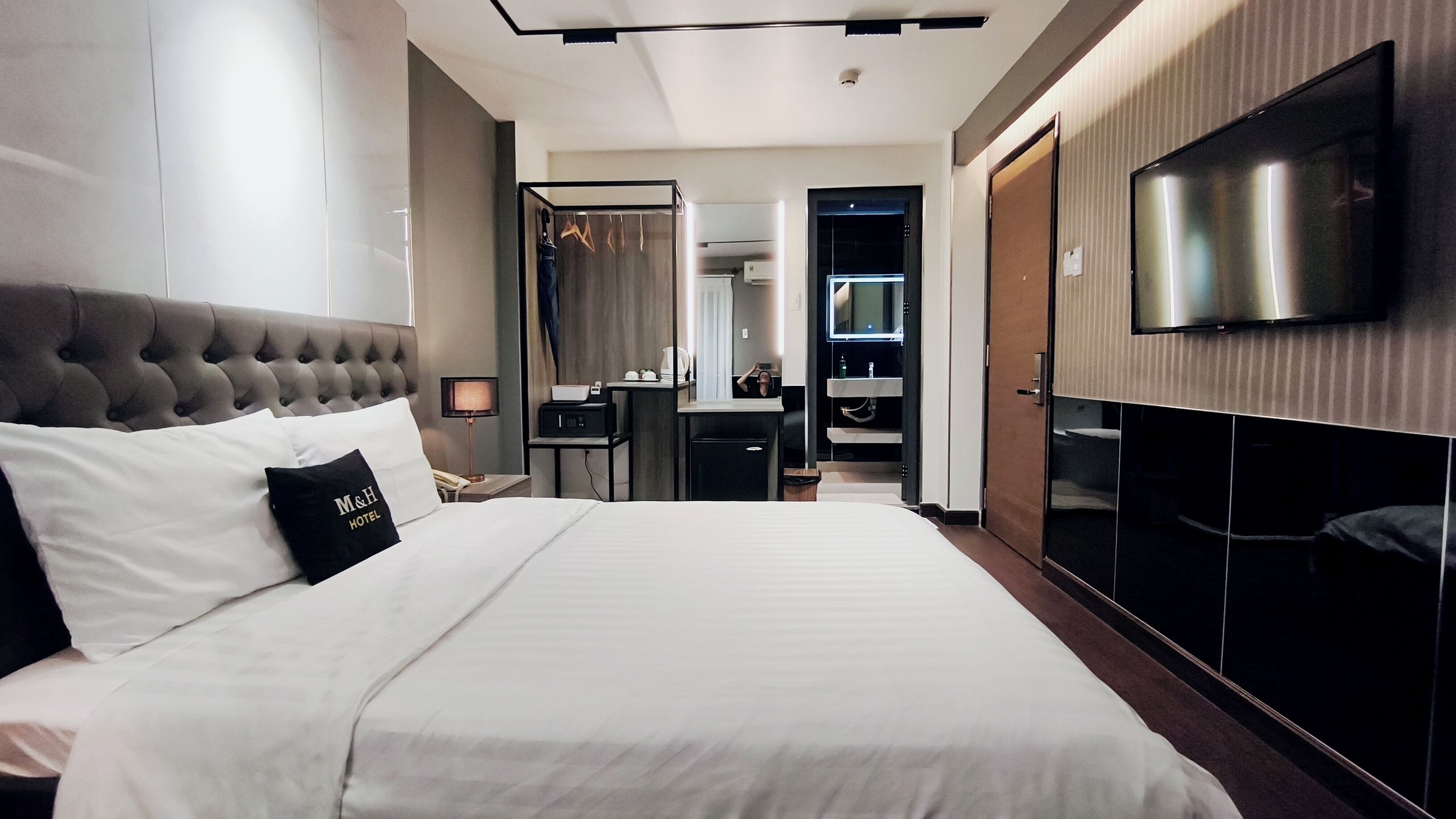 Deluxe Room, Balcony | Hypo-allergenic bedding, minibar, in-room safe, desk