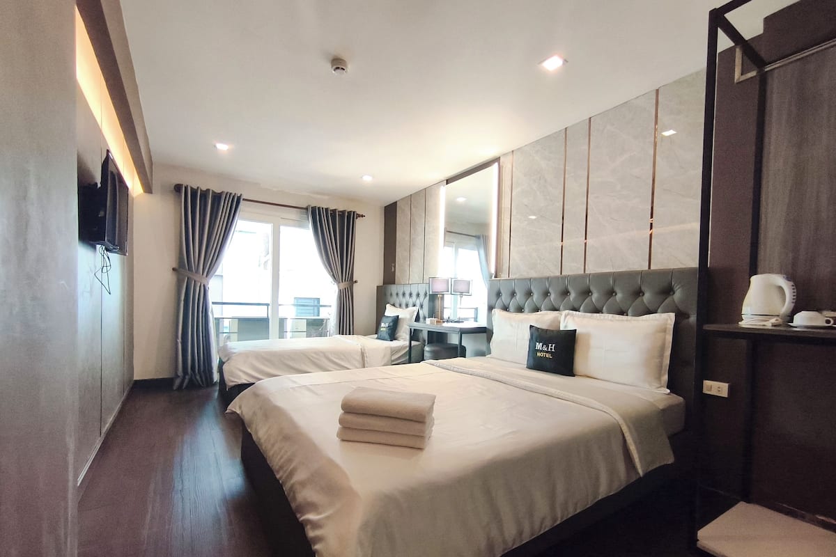 Suite, Balcony | 1 bedroom, hypo-allergenic bedding, minibar, in-room safe