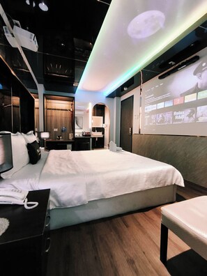 Deluxe Cinema | Hypo-allergenic bedding, minibar, in-room safe, desk - M&H Hotel (Ho Chi Minh City)