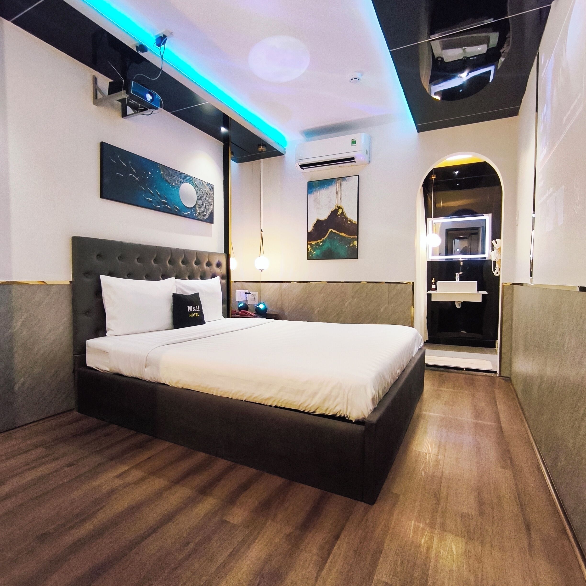 Superior Cinema | Hypo-allergenic bedding, minibar, in-room safe, desk