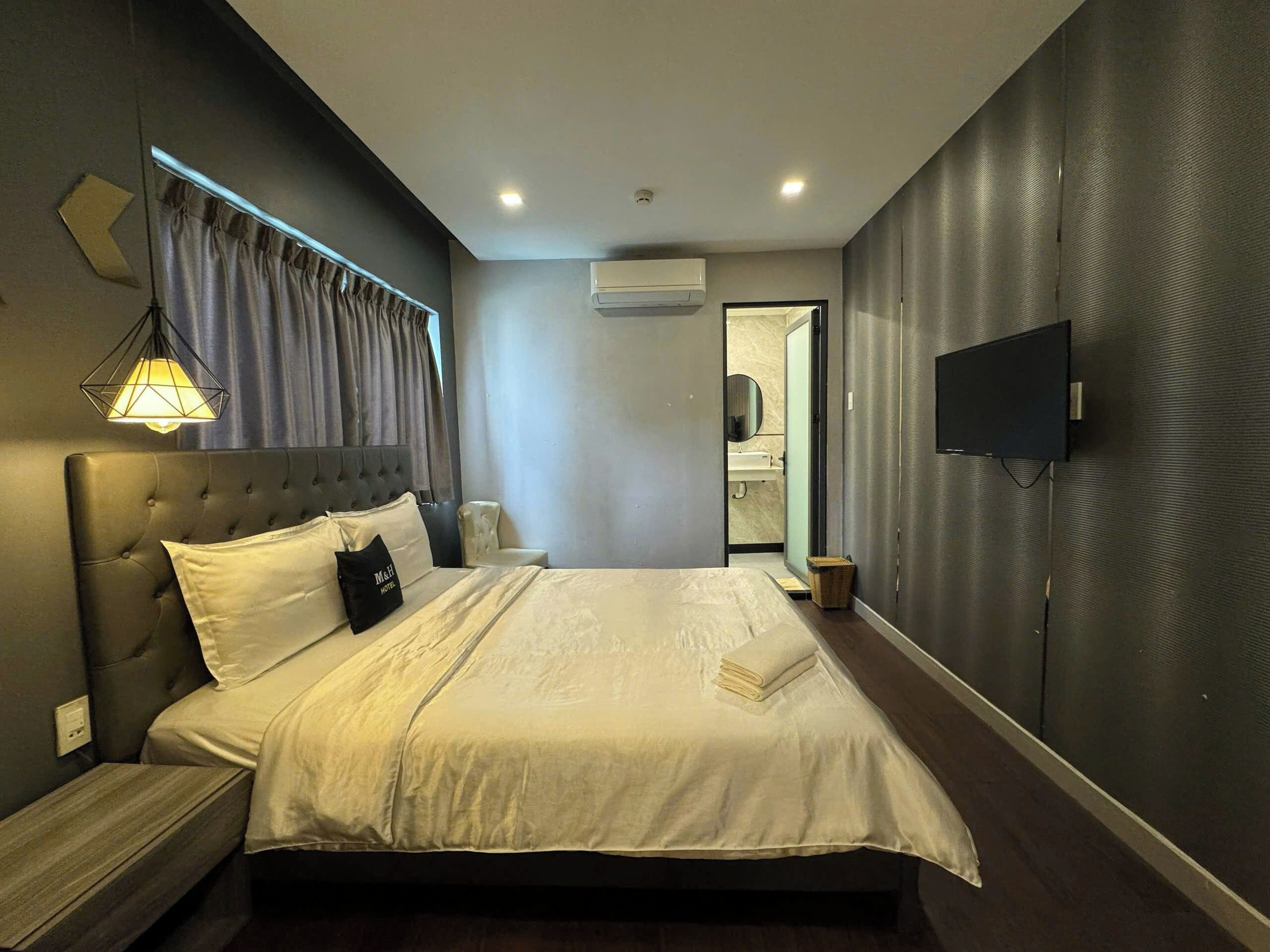 Superior tweepersoonskamer, 1 queensize bed | Hypoallergeen beddengoed, een minibar, een kluis op de kamer, een bureau