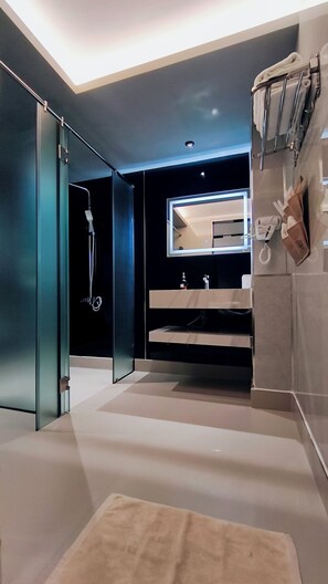 Executive Triple Room | Bathroom | Shower, rainfall showerhead, free toiletries, hair dryer - M&H Hotel (Ho Chi Minh City)