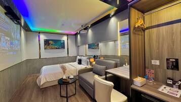 Executive Cinema | Hypo-allergenic bedding, minibar, in-room safe, desk