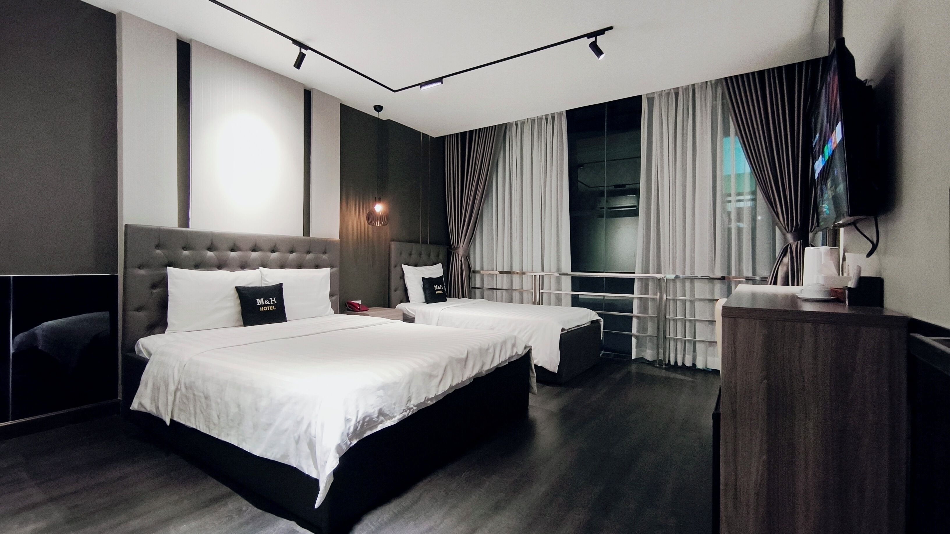 Suite Panoramique, pas de fenêtre | Literie hypoallergénique, minibar, coffres-forts dans les chambres