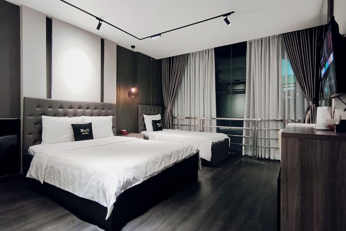 Panoramic Suite, No Windows | Hypo-allergenic bedding, minibar, in-room safe, desk