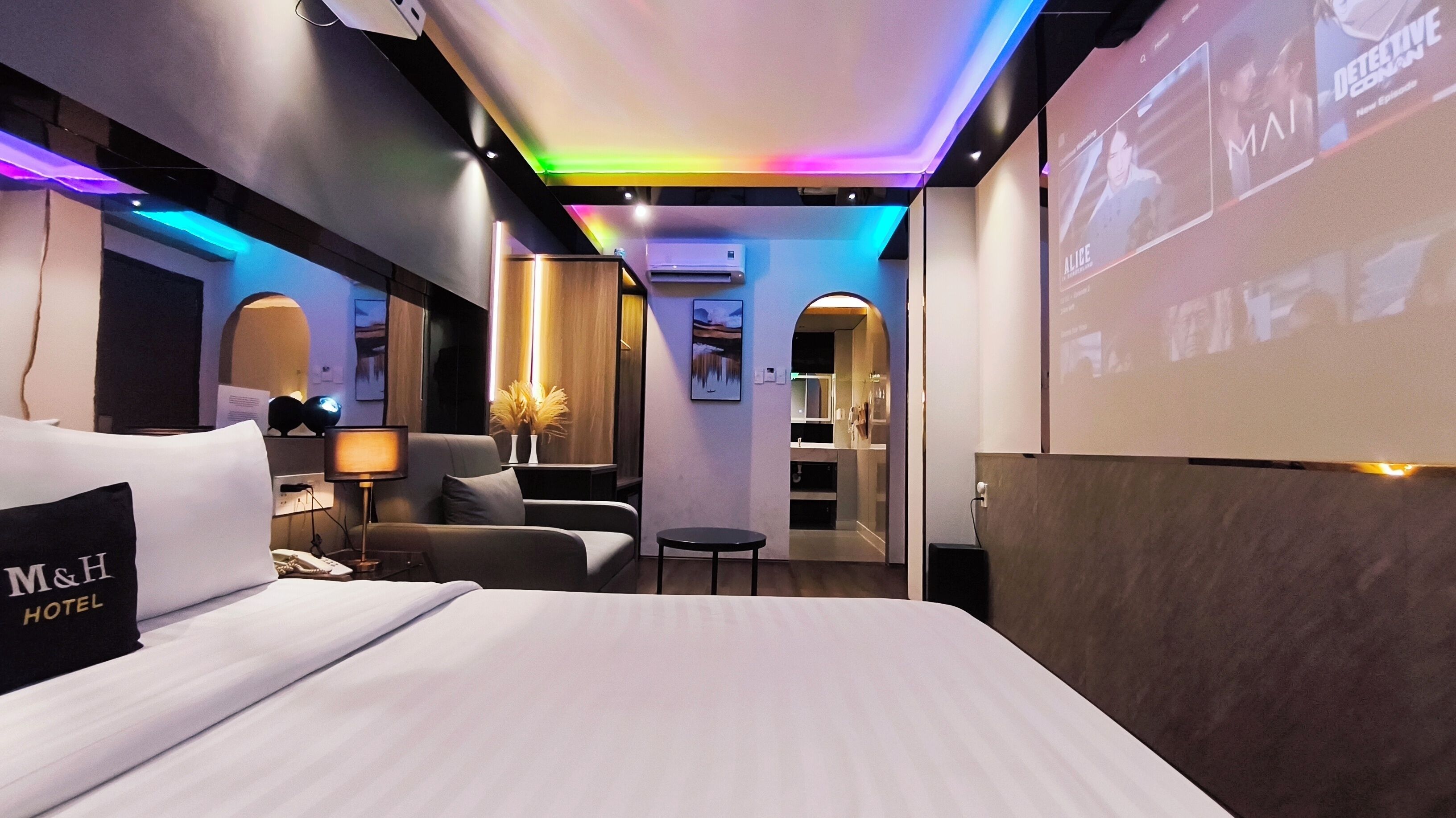 Executive Cinema | Hypo-allergenic bedding, minibar, in-room safe, desk