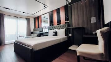Suite, Balcony | Hypo-allergenic bedding, minibar, in-room safe, desk