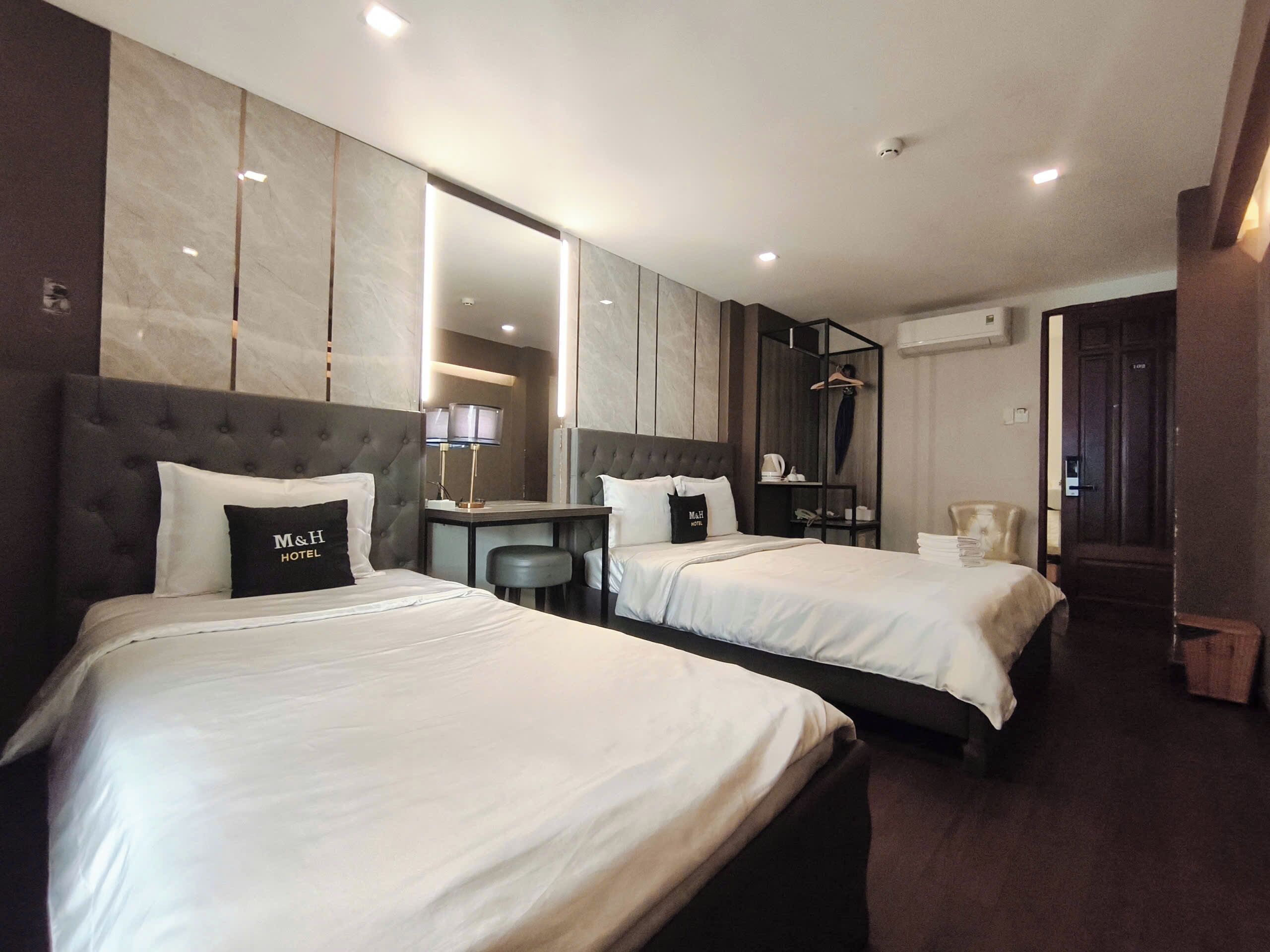 スイート バルコニー | 低刺激性寝具、ミニバー、セーフティボックス (室内)、デスク