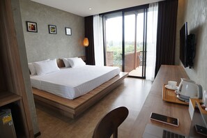 Standard with Private Balcony | Espacio para trabajar con un portátil y wifi gratis